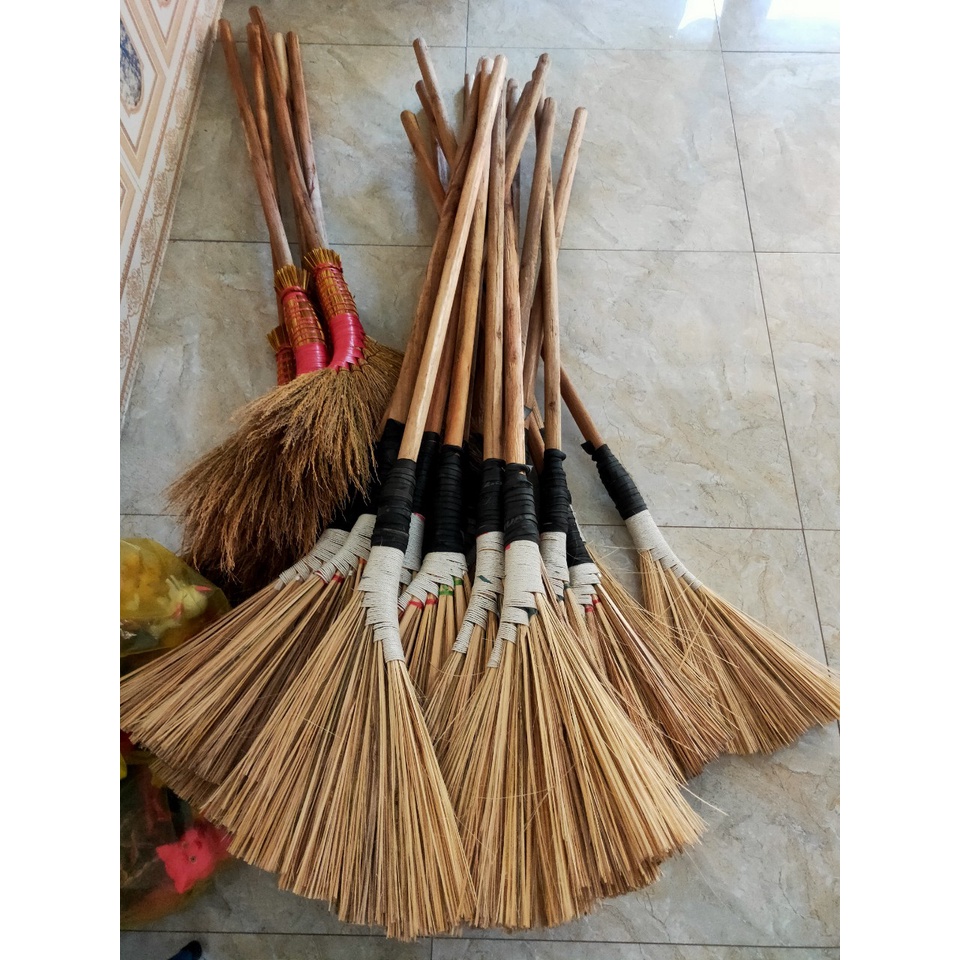 Chổi rễ quét sân vườn cán gỗ dài 140cm