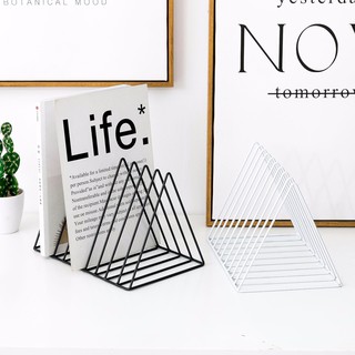 Giá để sách giá rẻ hình tam giác bằng sắt - Đơn giản, tinh tế cho bàn làm việc của bạn