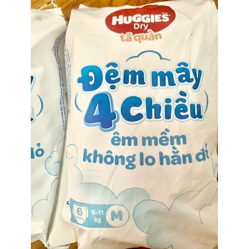 COMBO 102 Miếng HUGGIES Size M đệm mây co giãn hang khuyến mãi