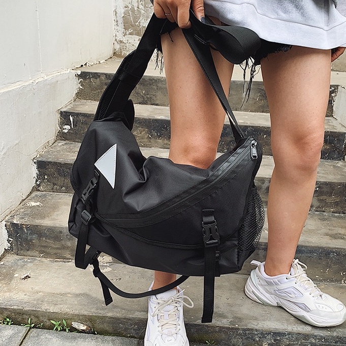 Túi đeo chéo chống nước đựng laptop họa tiết tam giác phản quang