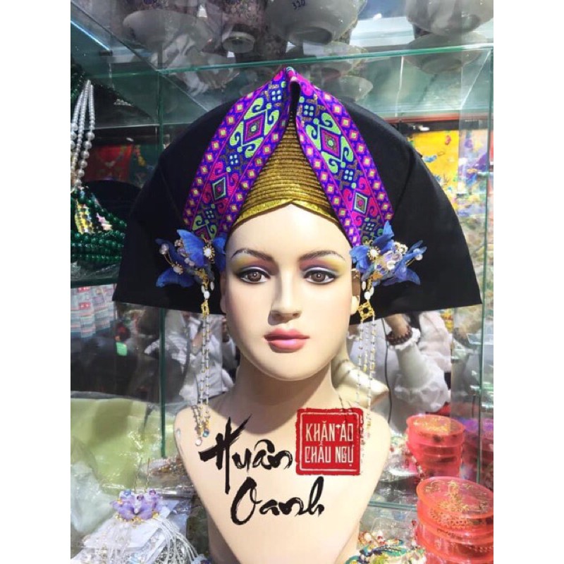 Manocanh đầu đội nón tam giác