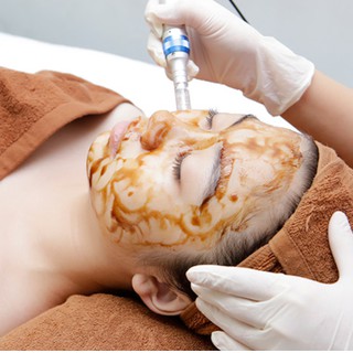 HCM [Voucher] - Liệu trình căng bóng da: Cấy hồng sâm + Chiếu sáng sinh học + Điện di Vitamin C tại BEE Spa