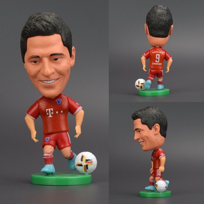 Tượng cầu thủ bayern Munich phiên bản cũ và mới