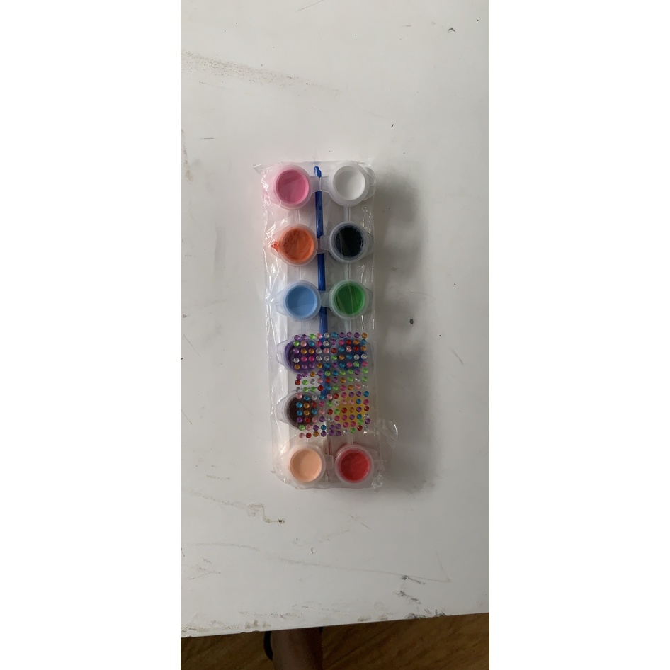 Combo đầy đủ 12 hủ màu acrylic kèm 2 cọ và đính đá tạo điểm nhấn cho nhân vật