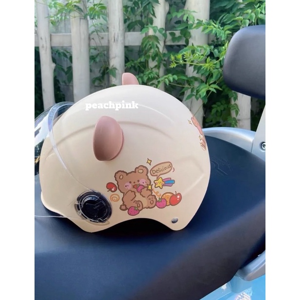 Mũ Bảo Hiểm Hình In Có Kính Chắn Tặng Kèm Tai Gấu Dễ Thương