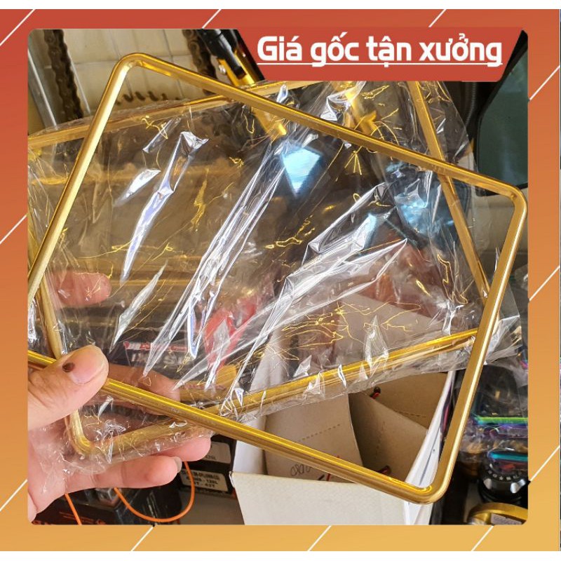 Khung viền vàng trang trí biển số