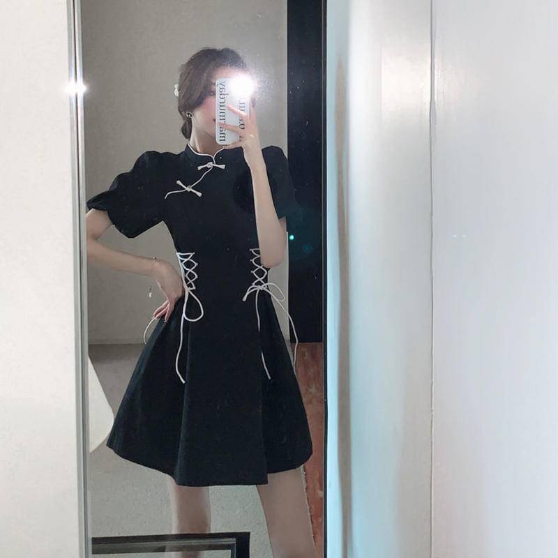 Váy ngắn tay thời trang của phụ nữ, thiết kế nút thắt tinh tế, làn váy lớn lộ ra đôi chân mảnh khảnh.