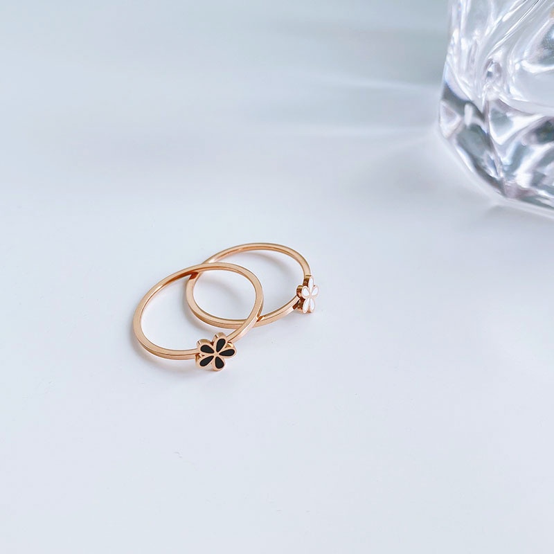 Nhẫn đeo tay bằng thép titan màu trắng đen họa tiết hoa cúc phong cách Hàn Quốc