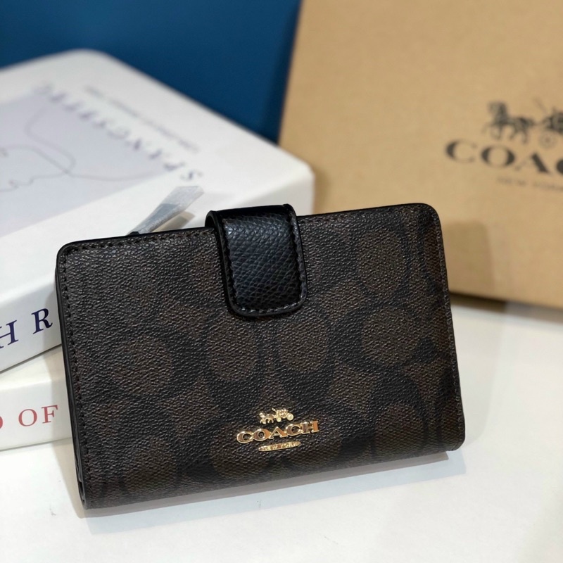 Ví Coach khoá cài màu cổ điển
