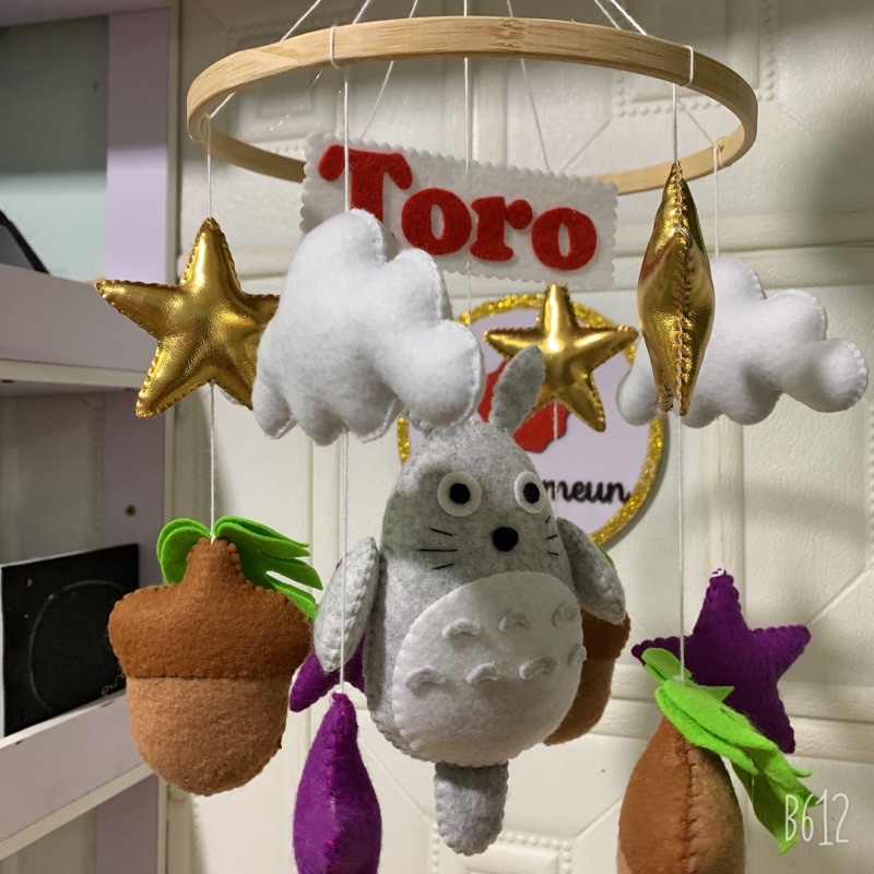 Đồ chơi treo nôi cho bé kích thích thị giác cho bé, tự xoay và phát nhạc mẫu TOTORO và ngôi sao tím