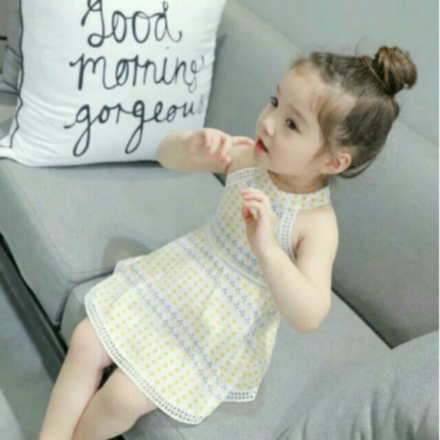 Váy chấm bi vàng