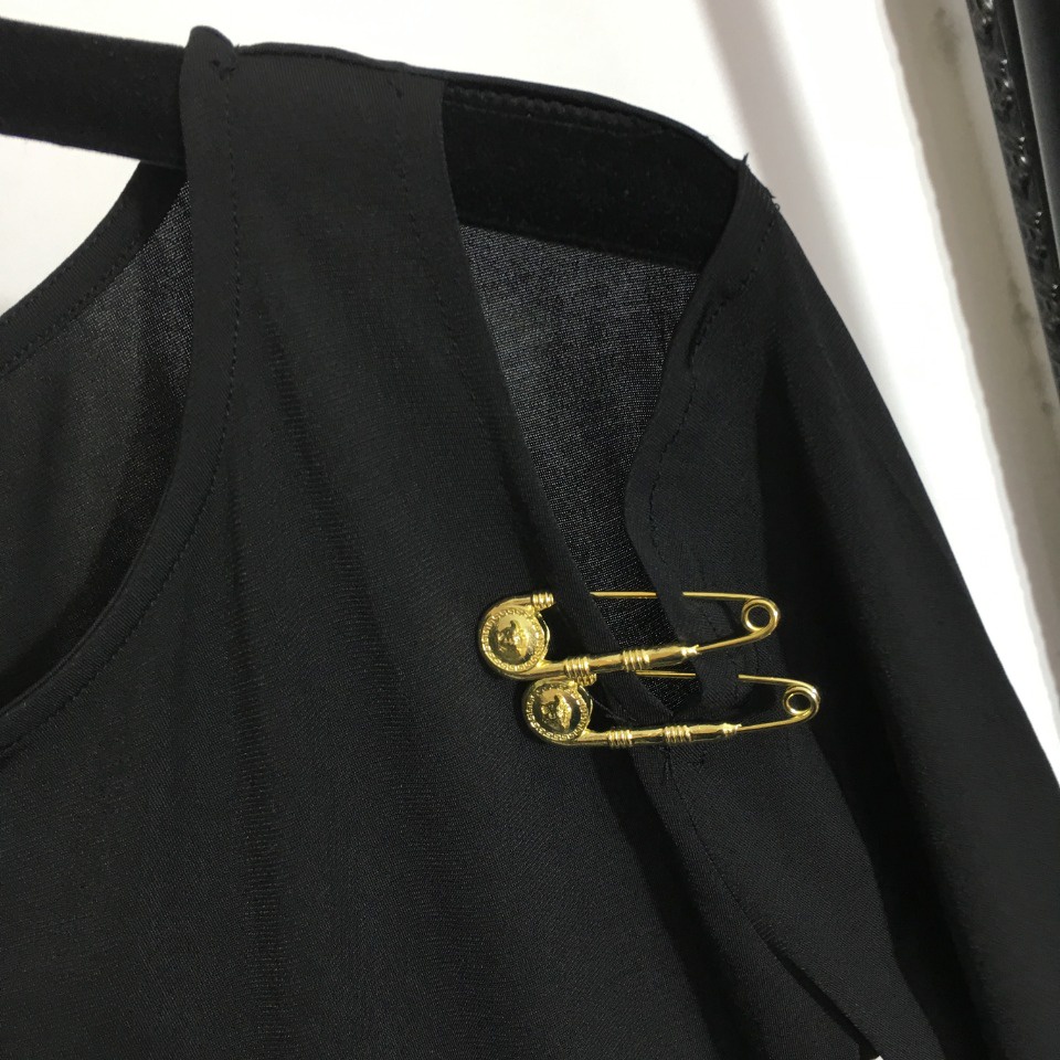 Váy nữ thời trang cao cấp Versace thiết kế khoét eo quyến rũ, thu hút