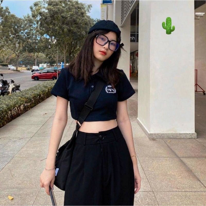 Áo croptop cổ bẻ thêu logo PUCCA