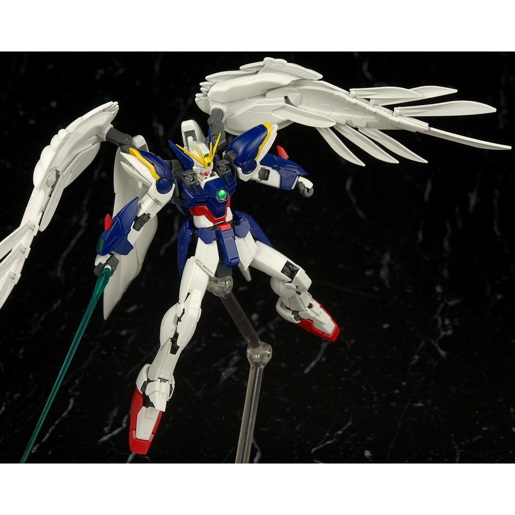 Mô hình lắp ráp Gundam Bandai RG 17 Wing Gundam Zero Custom EW