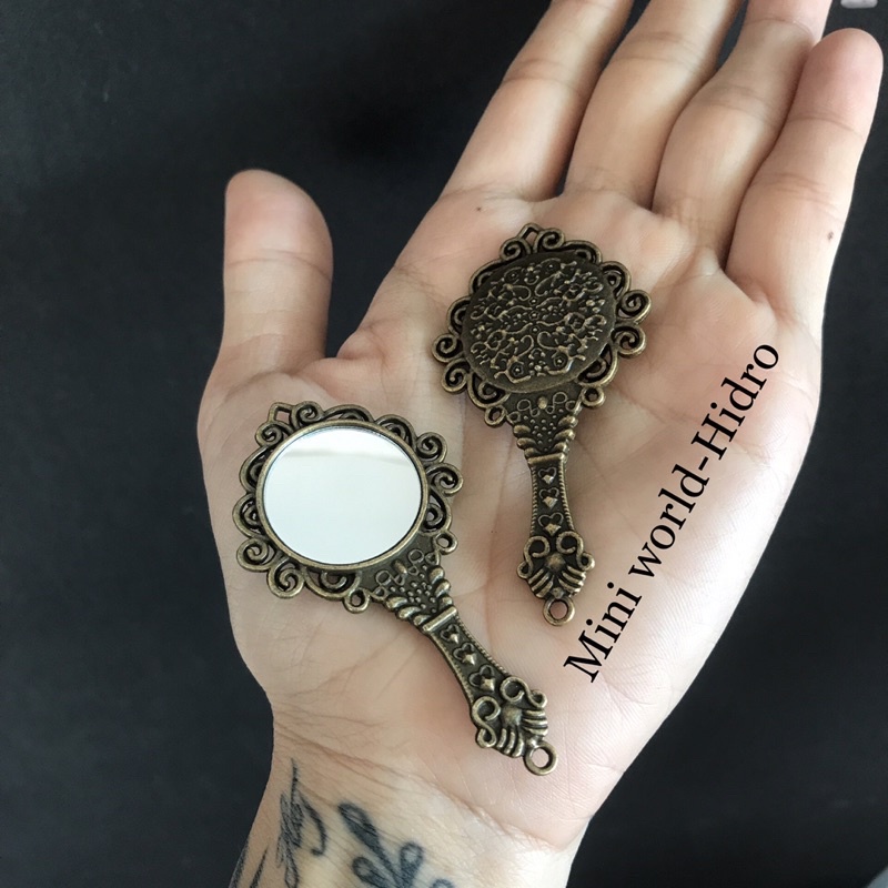 Mô hình gương soi cầm tay mini tí hon chân thật bằng kim loại dùng cho trang trí nhà búp bê Barbie, BJD tỉ lệ 1/8, 1/6