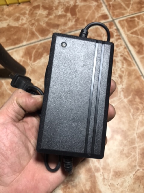 Sạc 12,6v dùng cho máy khoan pin lion có đèn báo