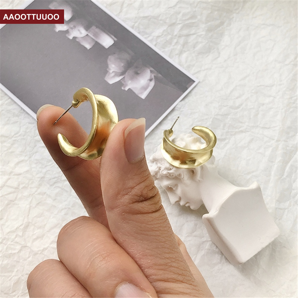 Hoa tai kim loại phong cách đơn giản màu vàng