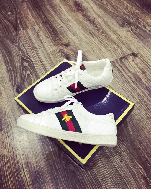 Giày thể thao vân hoạ tiết thêu ong | BigBuy360 - bigbuy360.vn