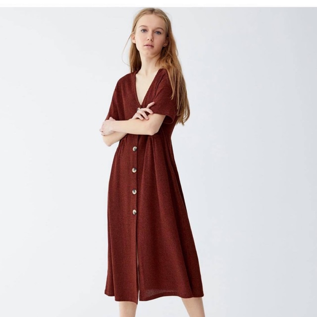 Váy đỏ cúc dọc váy