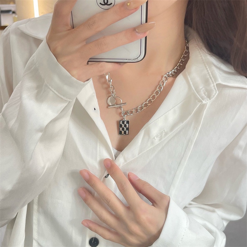[Augustcloth | AugustJewelry] Dây chuyền/ vòng cổ hợp kim bản dây dày có mặt caro phong cách Hàn Quốc