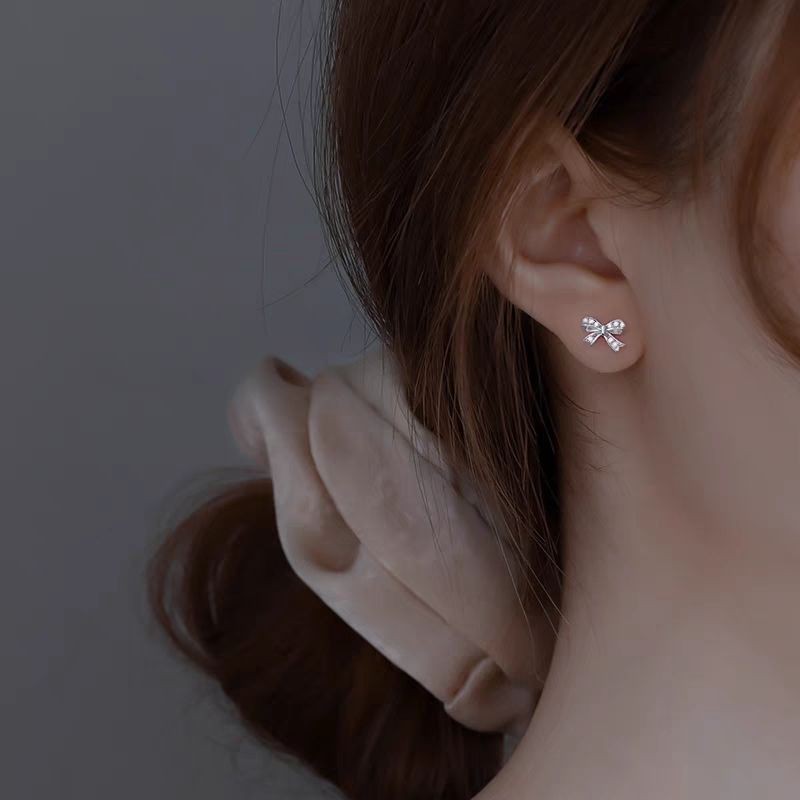 Bông tai bạc nữ - Bông tai bạc hình nơ kiểu dáng mảnh mai cá tính.