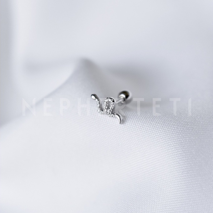 Khuyên tai bạc 925 mini - Hình con rắn đá chốt bi vặn  - Nepherteti