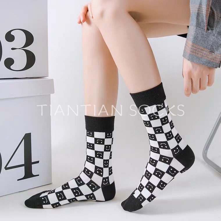 TIAN TIAN T150 Vớ tất vớ  nữ cổ cao In Họa Tiết Caro Trắng Đen Thời Trang Thu Đông Hàn Quốc Chất Lượng Cao