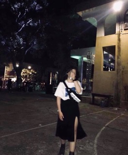 Váy xẻ tà đen