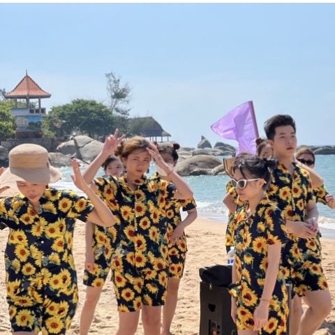 31. Đồng phục đi biển, hoa mặt trời