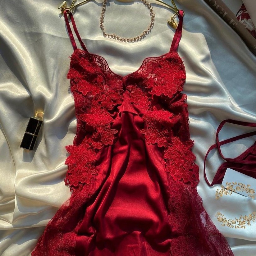 Váy ngủ lụa sexy hai dây phối ren hông gợi cảm với màu đỏ đậm quyến rũ