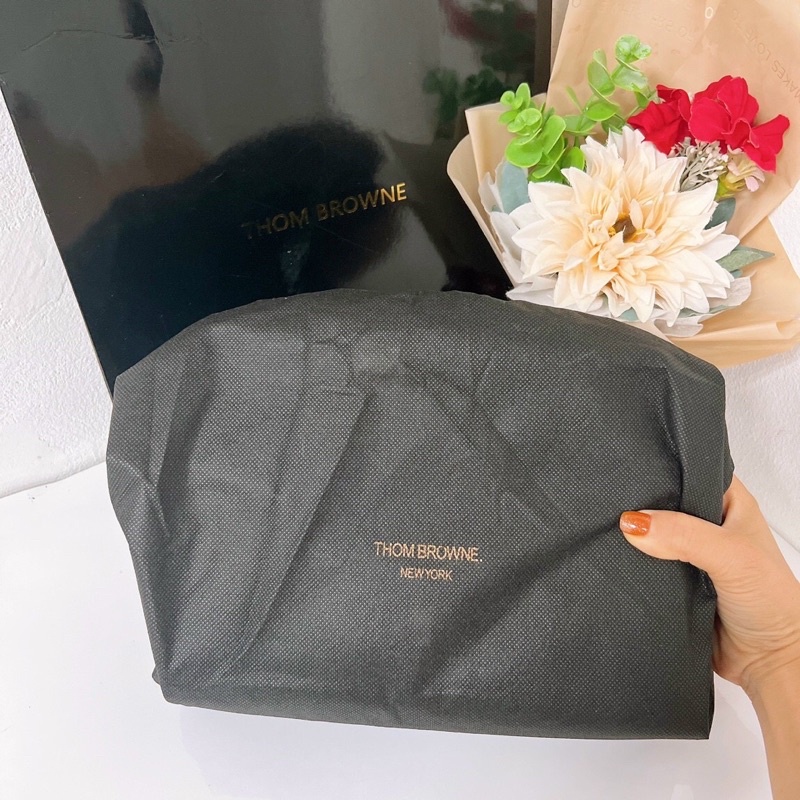 Túi đeo chéo nữ Thom Browne da thật xịn xò, dáng hộp cứng cáp, bền đẹp