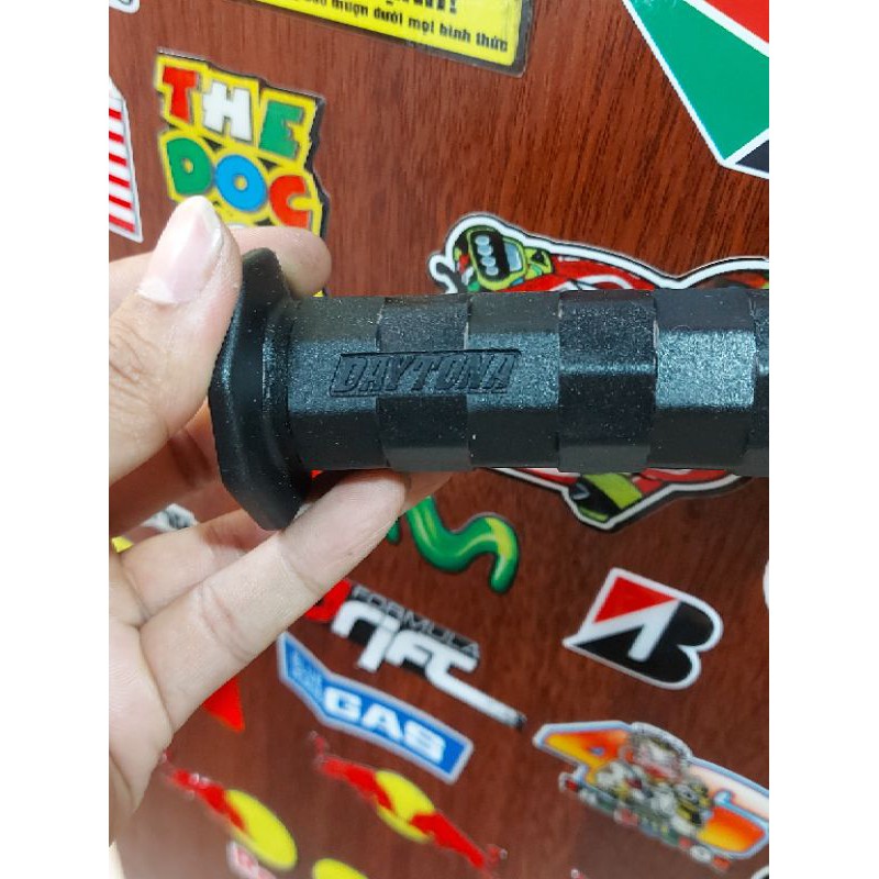 Bao tay Daytona gắn mọi dòng xe máy, chất liệu cao su với độ bám tốt tạo cảm giác thoải mái cho người dùng