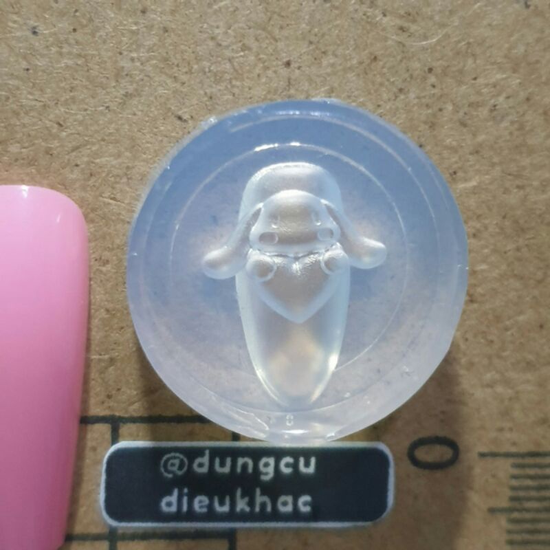 Khuôn c-mon bé ôm tim dễ thương