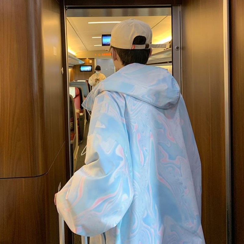 Áo khoác có mũ trùm đầu màu gradient sành điệu