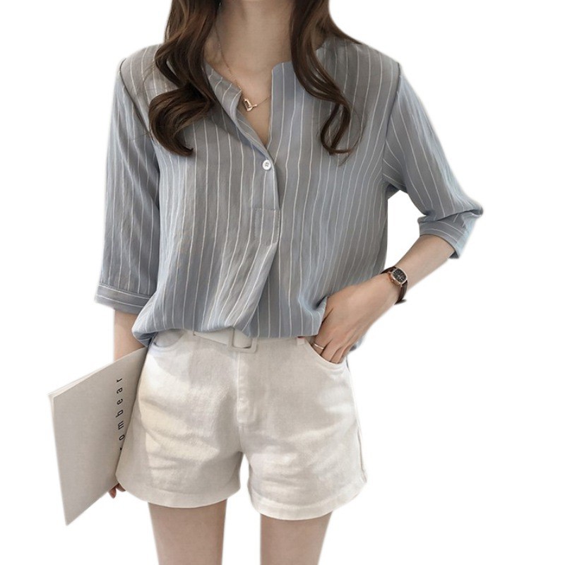 Áo sơ mi nữ tay lửng với họa tiết kẻ sọc duyên dáng và thời trang | BigBuy360 - bigbuy360.vn