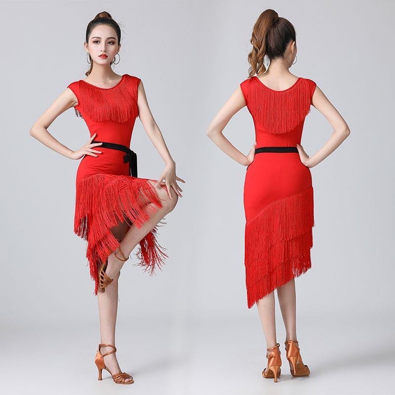 Đầm khiêu vũ tua