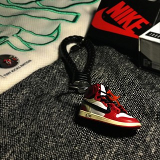 Móc khóa giày  sneaker 3D Jordan 1 "Chicago" AND  sneaker 3D 1s Off White White Ice - 1 chiếc