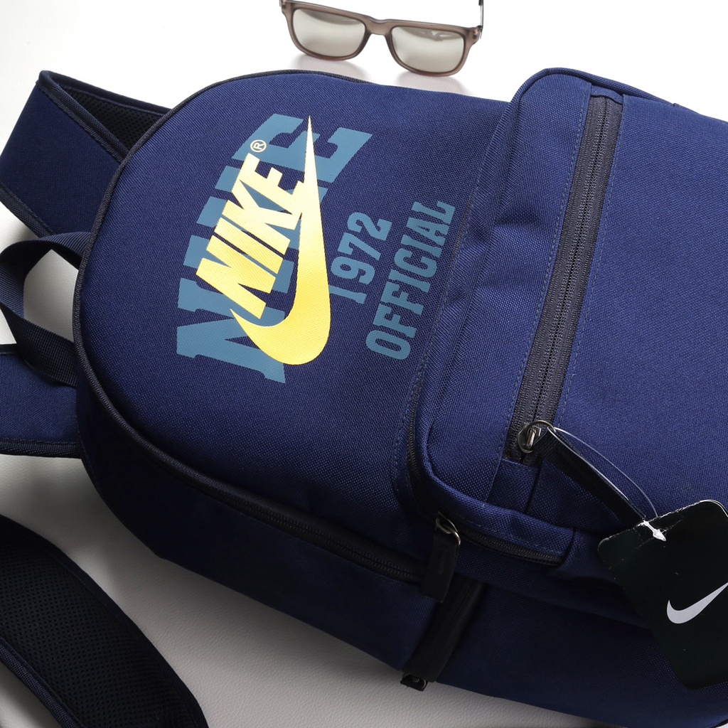 Balo nam nữ NIKE, thiết kế nổi bật với logo Nike sắc vàng in tràn, chất liệu vải polyester siêu xịn