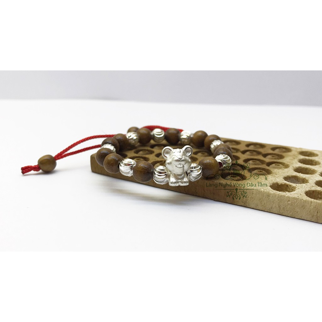 Vòng dâu tằm kết hợp bi bạc và con giáp dành cho bé, giúp bé không quấy khóc đêm