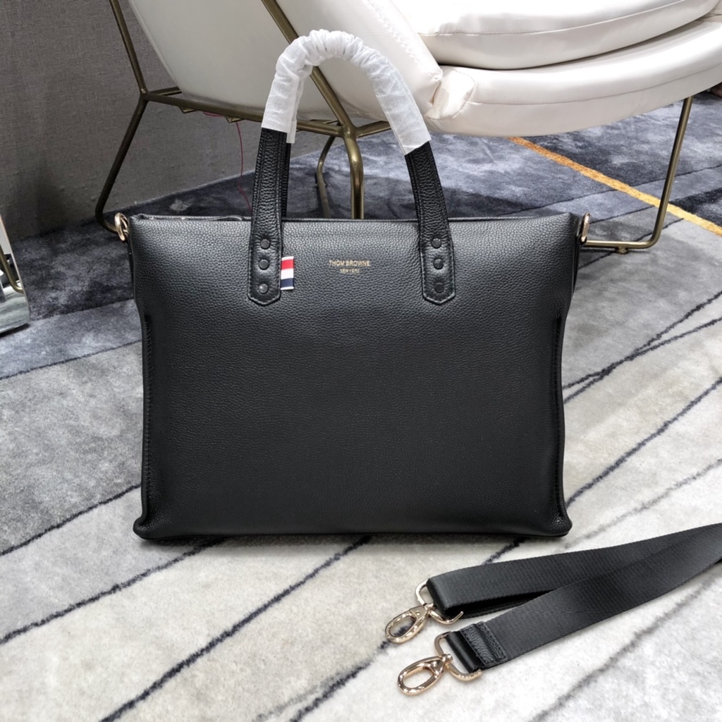 Chiếc cặp da thật công sở TB Thom Browne, kiểu dáng đơn giản, thanh lịch
