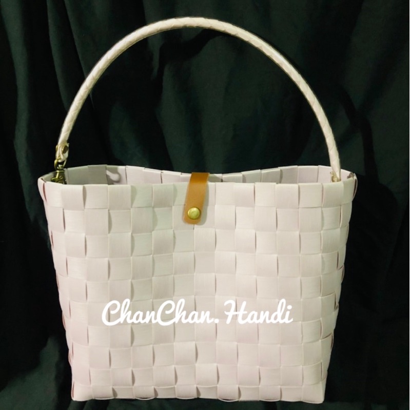 Túi xách đan tay, làn đan tay đeo quai có nút gài màu tím nhạt, màu vàng bơ dùng đi cà phê dạo phố đi biển