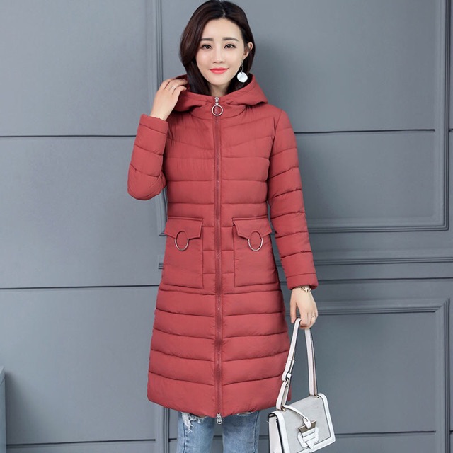 Áo phao nử dáng dài có mủ và 1 quả cầu lông