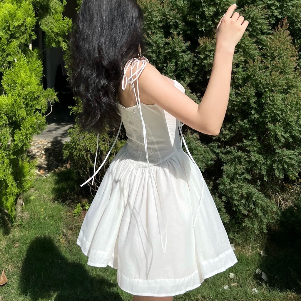 KIOBI – Đầm Lalisa 2 dây form mini ôm cúp ngực, hạ eo, tùng xòe, lưng thun, vải organza tơ trắng - KID227269T