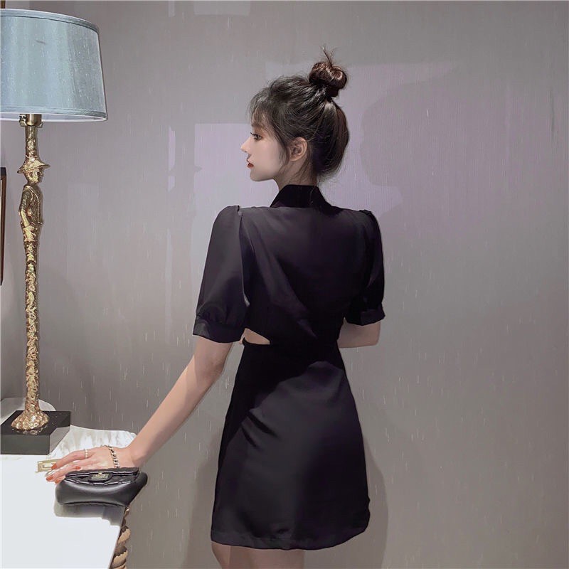 Váy cổ vest cut out eo đính nơ đá dáng ngắn chữ A siêu sang