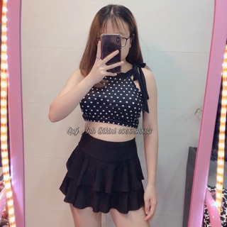 Bikini yếm bi phối quần váy đen và quần đùi đen