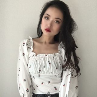 (SẴN) Áo trễ vai trắng điểm hoa