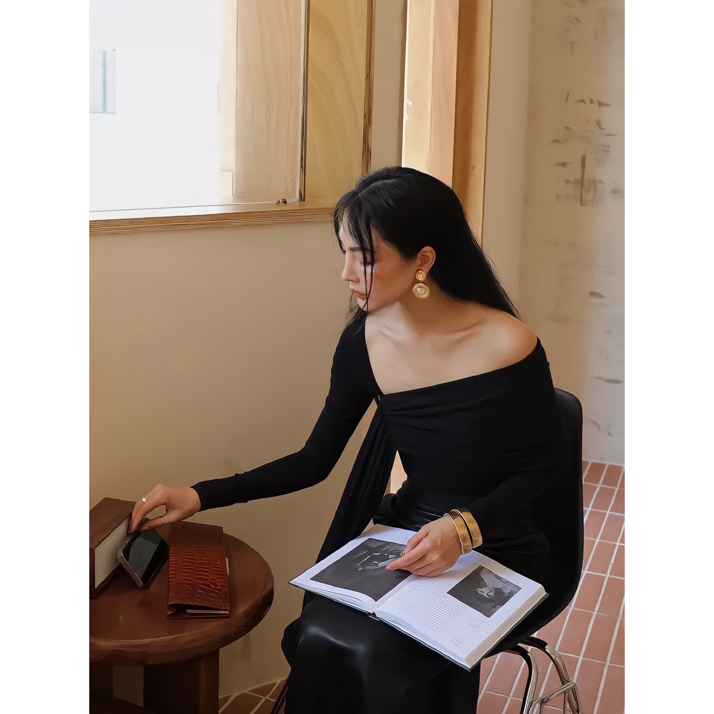 Áo Cotton Trễ Vai Vạt Dài + Chân Váy Da Eclipse Clothing