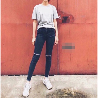 Quần jeans tua rua rách gối