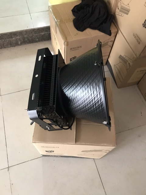 Đèn led chiếu xa ngoài trời chuyên cho tàu biển, sân vận động, vuông tôm, hàng chuẩn công suất chống nước IP67