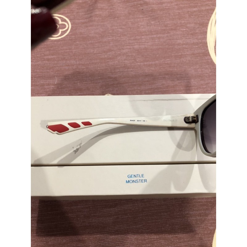 Kính CD đỏ đô viền trắng